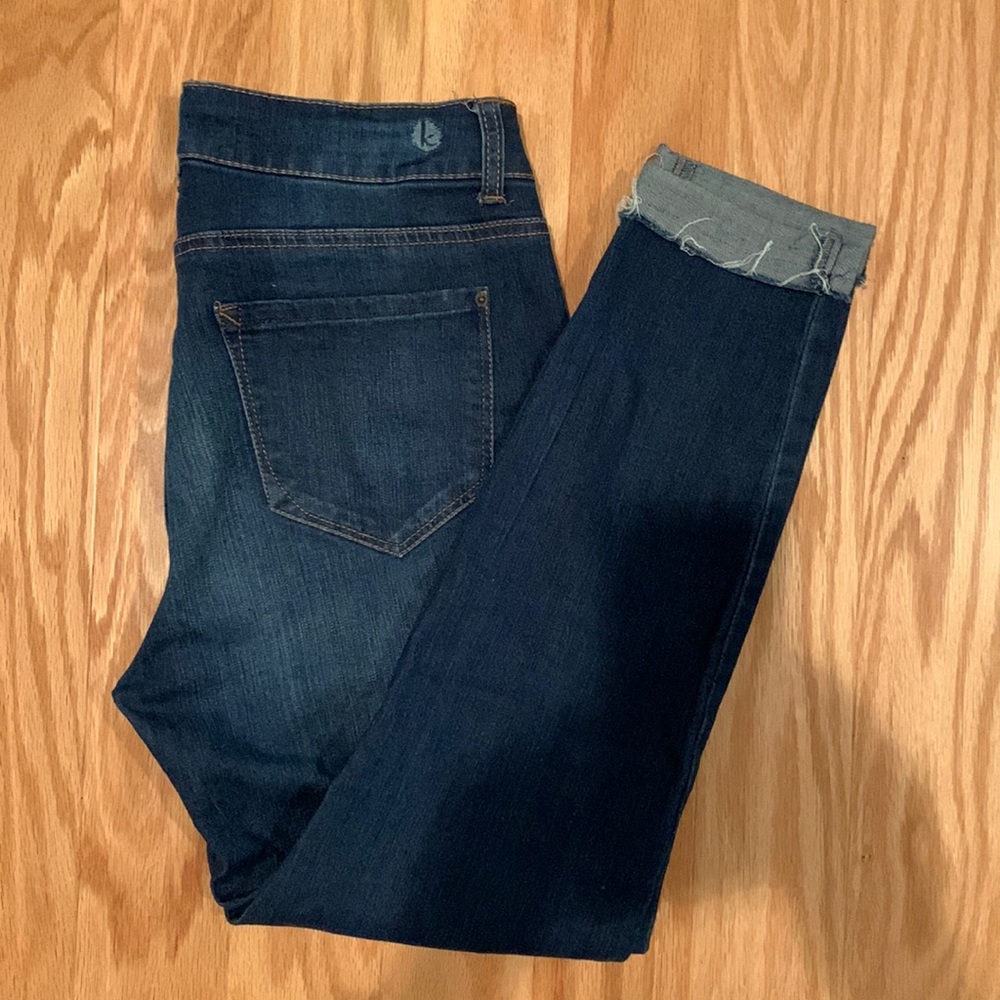 Kensie ankle length jeans. Slightly distressed, raw hem. Size 6/28